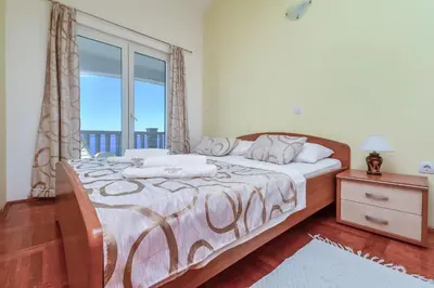 Krevet ili kreveti u jedinici u objektu Apartments by the sea Pisak, Omis - 10323