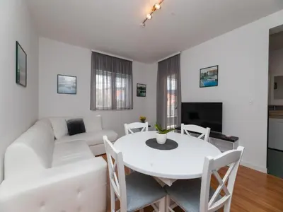 TV i/ili zabavni centar u objektu Villa Supetar Garden - Two Bedroom Apartment with Terrace