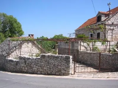 Zgrada u kojoj se nalazi vikendica