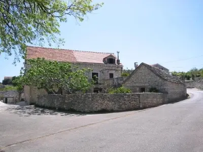 Zgrada u kojoj se nalazi vikendica