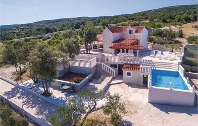 Bazen u objektu Three-Bedroom Holiday Home With Sea View In Praznica ili u blizini