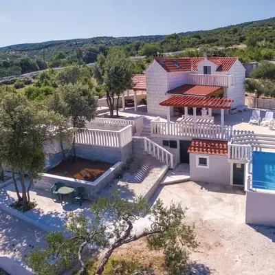 Three-Bedroom Holiday Home With Sea View In Praznica