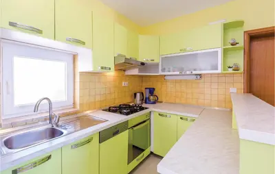 Kuhinja ili čajna kuhinja u objektu Three-Bedroom Apartment With Sea View In Baska Voda