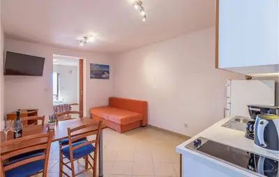 Kuhinja ili čajna kuhinja u objektu One-Bedroom Apartment With Sea View In Baska Voda