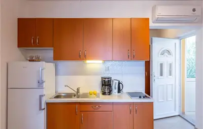 Kuhinja ili čajna kuhinja u objektu One-Bedroom Apartment With Sea View In Baska Voda