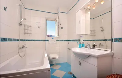 Kupaonica u objektu Two-Bedroom Apartment With Sea View In Split
