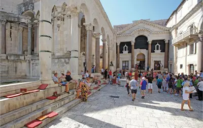 Gosti u objektu Two-Bedroom Apartment With Sea View In Split