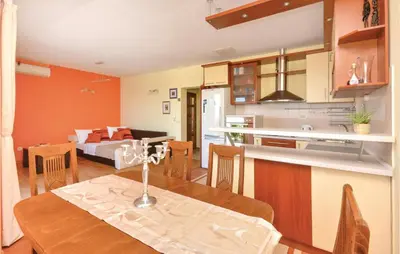 Kuhinja ili čajna kuhinja u objektu Two-Bedroom Apartment With Sea View In Split