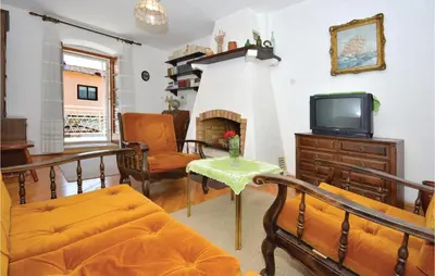 TV i/ili zabavni centar u objektu Three-Bedroom Apartment With A Fireplace In Stari Grad