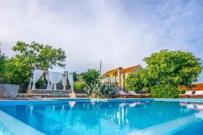 Bazen u objektu Sea View Villa with Tennis Court - Dvori sv Jurja ili u blizini