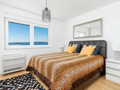 Krevet ili kreveti u jedinici u objektu Deluxe 3 bedroom apartment with sea view
