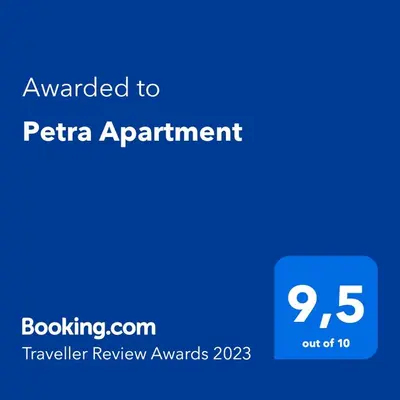 Certifikat, nagrada, logo ili neki drugi dokument izložen u objektu Petra Apartment