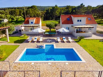Bazen u objektu Villa Mis ili u blizini