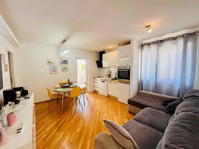 Kuhinja ili čajna kuhinja u objektu Sea View Beachfront Apartment Maslina