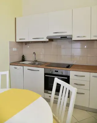 Kuhinja ili čajna kuhinja u objektu Apartments Mandalena with terrace, 1 min walk to the beach