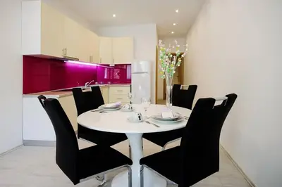 Kuhinja ili čajna kuhinja u objektu Luxury apartment Lara shared pool