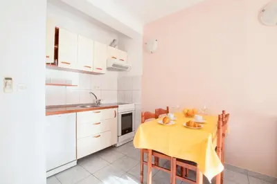 Kuhinja ili čajna kuhinja u objektu Sunny house Lilja