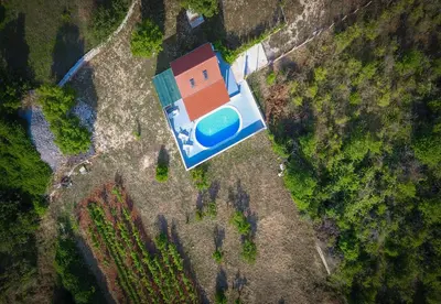 Ptičja perspektiva objekta Villa Baras garden - house with pool
