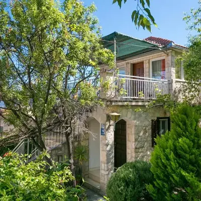 Apartments with parking space Supetar