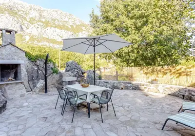 Pogled na planine ili pogled na planine iz vikendica