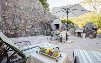 Popločani dio dvorišta ili vanjski dio objekta House Gordana