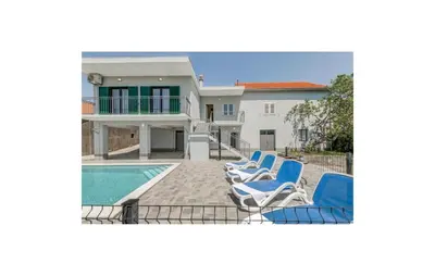 Bazen u objektu Beautiful Apartment In Omis ili u blizini