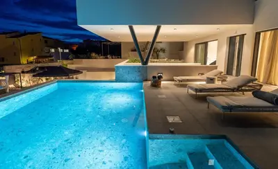 Bazen u objektu Villa Siete Luxury Living Just Steps from the Beach ili u blizini