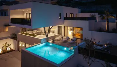 Bazen u objektu Villa Siete Luxury Living Just Steps from the Beach ili u blizini