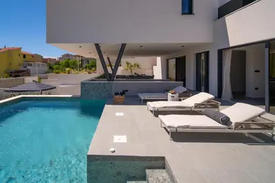 Bazen u objektu Villa Siete Luxury Living Just Steps from the Beach ili u blizini