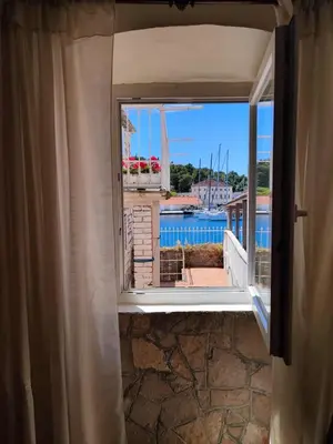 Bazen u objektu Authentic stone house by the sea ili u blizini