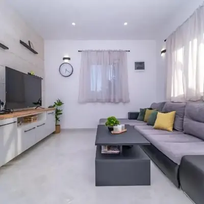 Holiday Home Bra uta- Two Bedroom Holiday Home with Pool