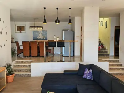 Kuhinja ili čajna kuhinja u objektu Holiday Home Sunrise - Three Bedroom Holiday Home