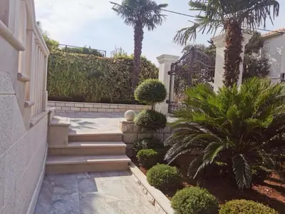 Vrt u objektu Apartments White House - Two Bedroom Apartment with Balcony and Sea View 2