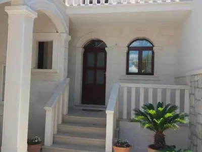 Fasada ili ulaz u objekt Apartments White House - One Bedroom apartment with Balcony 4