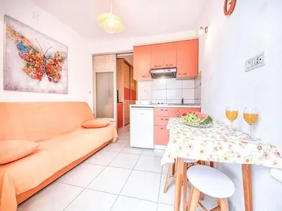 Kuhinja ili čajna kuhinja u objektu Apartments Gracin - One Bedroom Apartment with Terrace A1