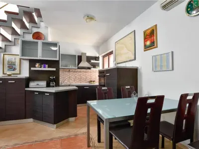 Kuhinja ili čajna kuhinja u objektu Peaceful Island Haven with Pool, BBQ & Games Area - Four Bedroom Holiday Home