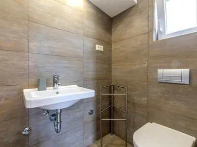 Kupaonica u objektu Serene Rural Villa with Pool, Sun Deck, and Children's Play Area - Five Bedroom Villa