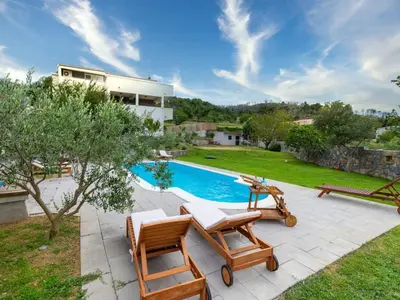 Bazen u objektu Serene Rural Villa with Pool, Sun Deck, and Children's Play Area - Five Bedroom Villa ili u blizini