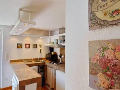 Kuhinja ili čajna kuhinja u objektu Blissful Bay Apartments Vrboska - One Bedroom Apartment with Terrace
