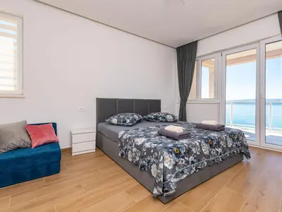 Krevet ili kreveti u jedinici u objektu Apartments Hope Dugi Rat - Three-Bedroom Apartment with Jacuzzi Stanko