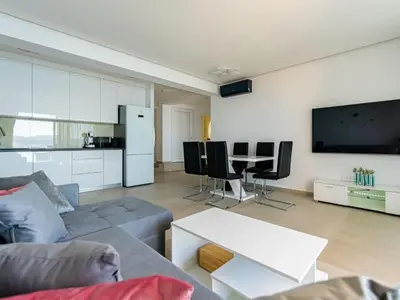 TV i/ili zabavni centar u objektu Apartments Hope Dugi Rat - Three-Bedroom Apartment with Jacuzzi Stanko