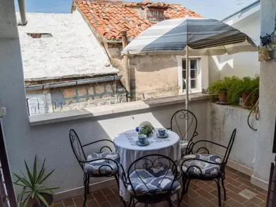 Popločani dio dvorišta ili vanjski dio objekta Stone House Seaside Retreat on Bra Island - Two Bedroom Apartment 2