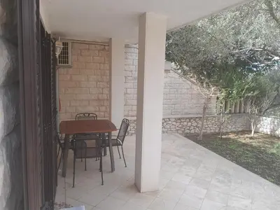Popločani dio dvorišta ili vanjski dio objekta Apartments Jela