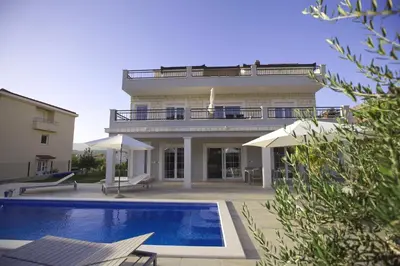 Bazen u objektu Polo Villa & Suites ili u blizini