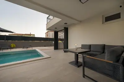 Bazen u objektu Villa Mari- Royale ili u blizini