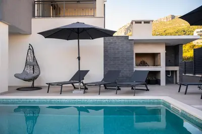 Bazen u objektu Villa Mari- Royale ili u blizini