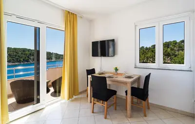 Bazen u objektu Cozy Apartment In Milna With House Sea View ili u blizini