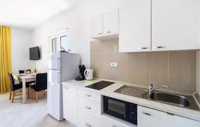 Kuhinja ili čajna kuhinja u objektu Cozy Apartment In Milna With House Sea View