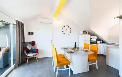 Kuhinja ili čajna kuhinja u objektu Amazing Apartment In Milna With House Sea View