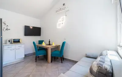 TV i/ili zabavni centar u objektu Stunning Apartment In Milna